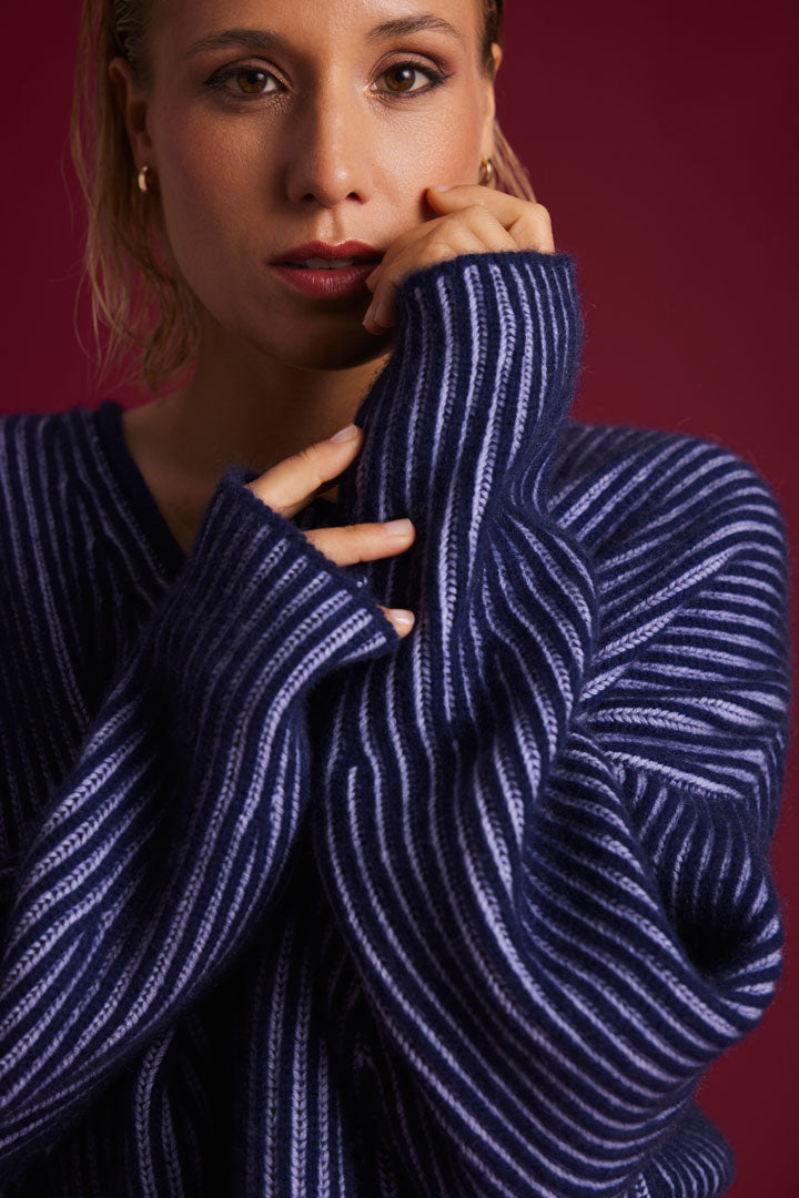 Cashmere V-Neck Sweater unisex Sporty navy / cosmic sky