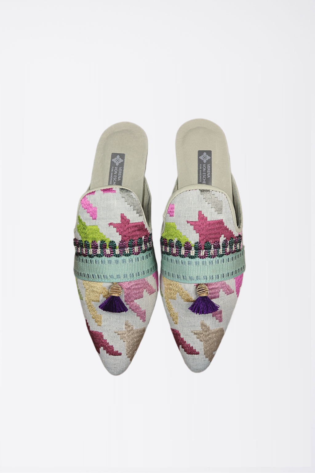 Handgefertigte Mules Couture „ABLA“ von Verena von Eschenbach – Unikat aus Upcycling-Stoffen eines bayerischen Raumausstatters, mit Echtleder ausgefüttert.