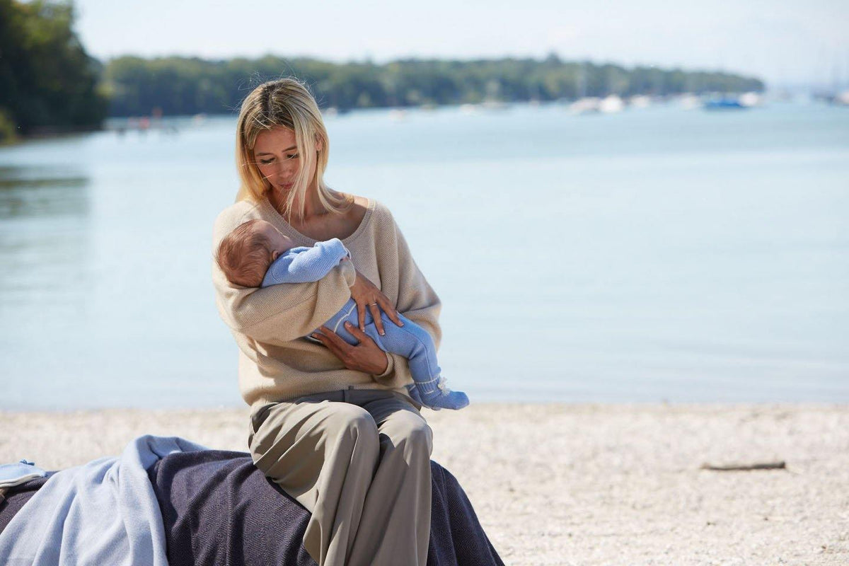 Cashmere Baby Weste Venja mit Knöpfen himmelblau - Verena von Eschenbach