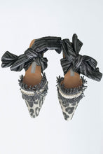 Laden Sie das Bild in den Galerie-Viewer, Slippers de luxe handmade Asha Gr. 42
